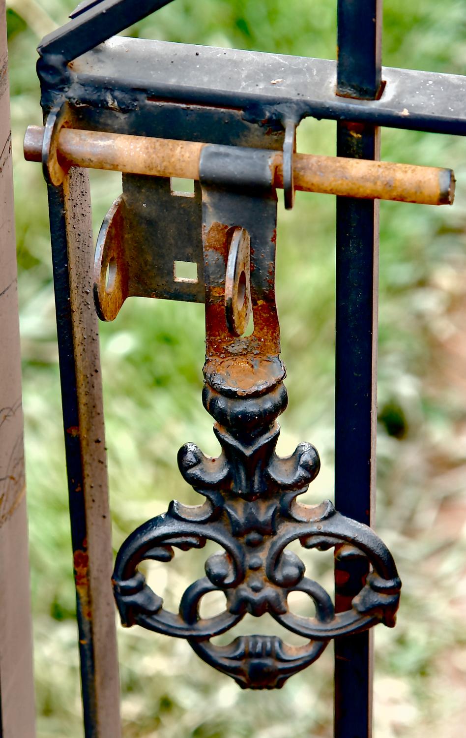  - An interesting detail on an iron gate. -  - taken with Sony DSC-R1 - Warrenton, Virginia - Tony Karp, design, art, photography, techno-impressionist, techno-impressionism, aerial photography , drone , drones , dji , mavic pro , video , 3D printing - Books -