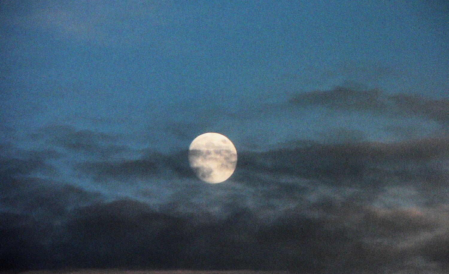  - Moon in the clouds - Panasonic DMC-FZ5 - Tony Karp, design, art, photography, techno-impressionist, techno-impressionism, aerial photography , drone , drones , dji , mavic pro , video , 3D printing - Books -