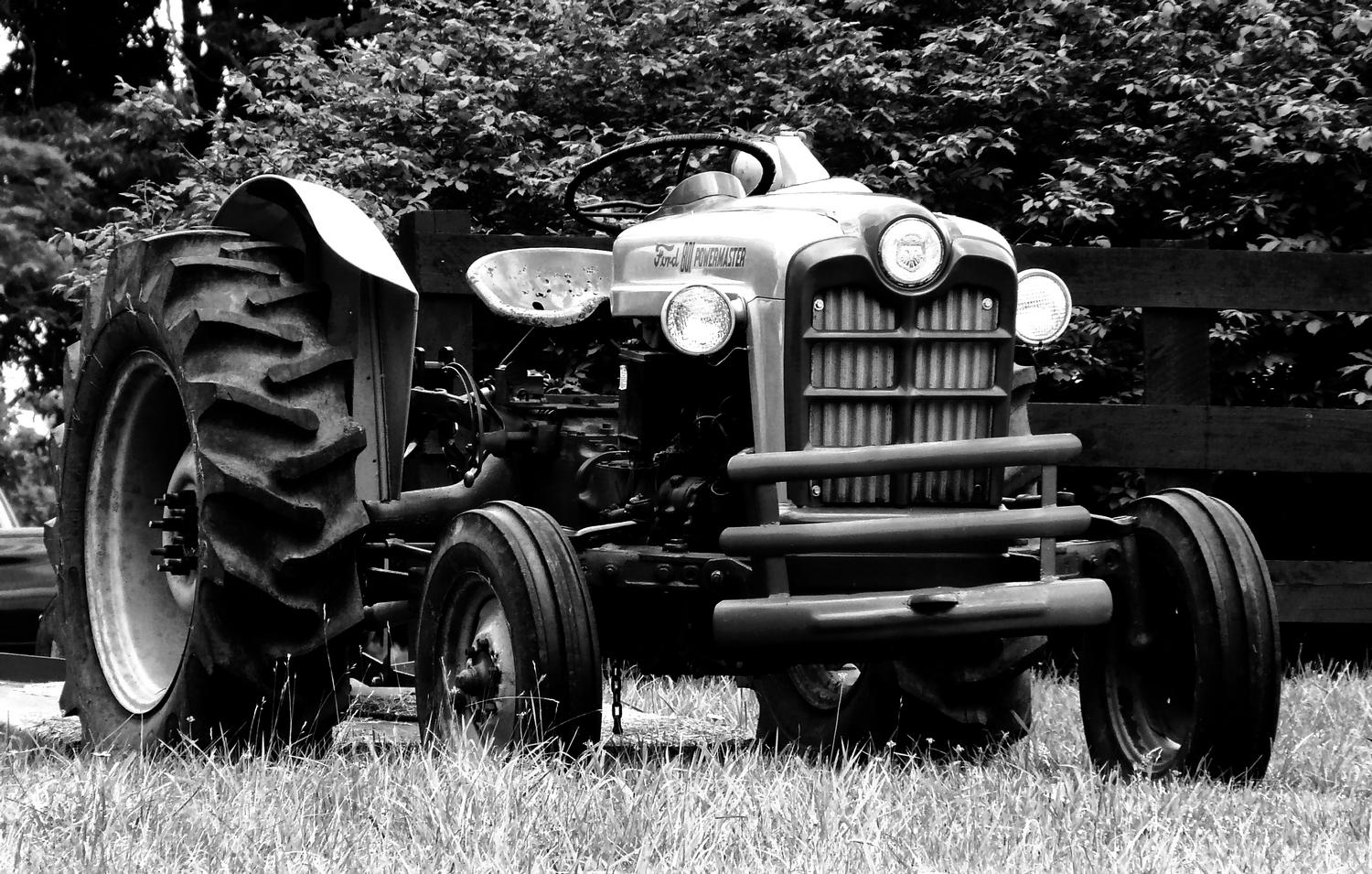 Old Ford tractor - Here's the tractor in dynamic black and white - Panasonic DMC-FZ18 - Tony Karp, design, art, photography, techno-impressionist, techno-impressionism, aerial photography , drone , drones , dji , mavic pro , video , 3D printing - Books -