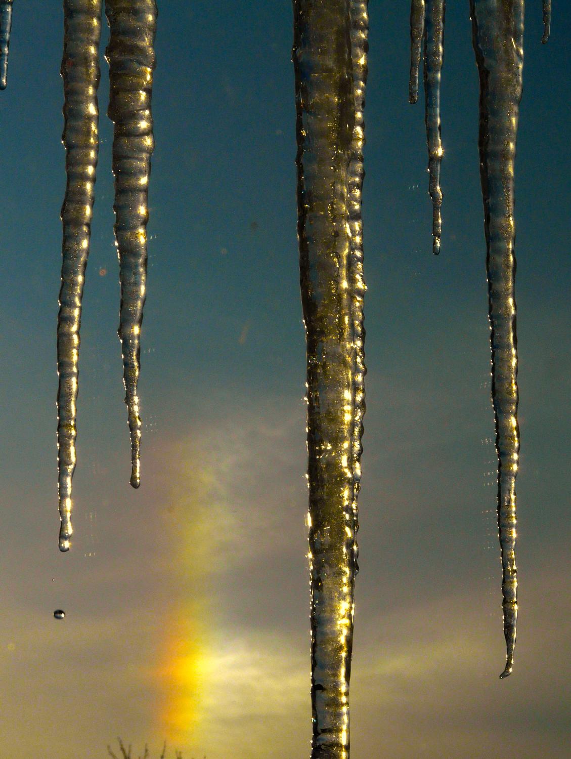 -  Panasonic DMC-FZ18 - Icicles and a sun dog. - Tony Karp, design, art, photography, techno-impressionist, techno-impressionism, aerial photography , drone , drones , dji , mavic pro , video , 3D printing - Books -