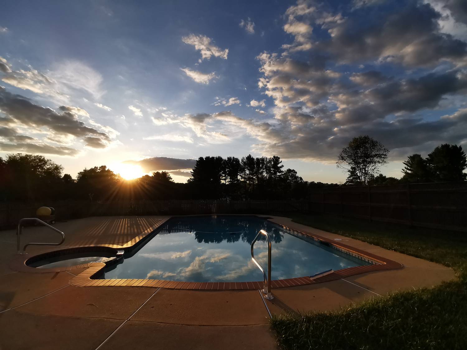 Sunset over the swimming pool. - Smartphone vs camera --  Why you need both - Smartphone vs camera --  Why you need both., Sony RX100 M6, Huawei P30 Pro - Tony Karp, design, art, photography, techno-impressionist, techno-impressionism, aerial photography , drone , drones , dji , mavic pro , video , 3D printing - Books -