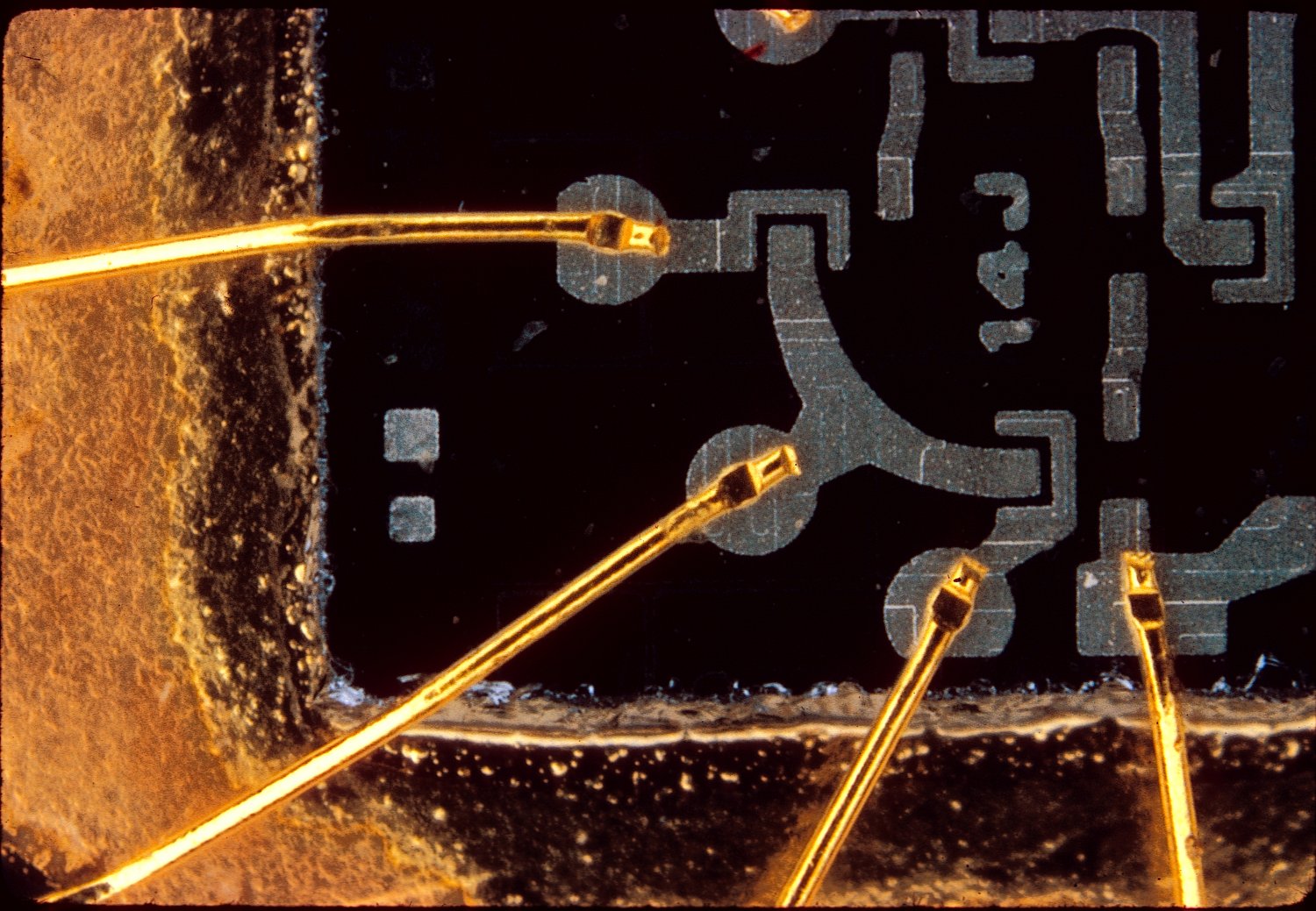 early integrated circuit - Macro photo of an integrated circuit - 1966 - Kodachrome - Tony Karp, design, art, photography, techno-impressionist, techno-impressionism, aerial photography , drone , drones , dji , mavic pro , video , 3D printing - Books -